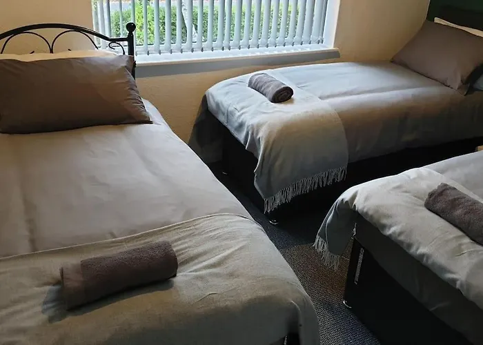 Perry House! Sleeps 7,Ideal For Contractors & Business Stays, Large Driveway With Van & Car Parking