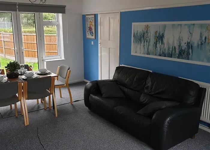 Perry House! Sleeps 7,Ideal For Contractors & Business Stays, Large Driveway With Van & Car Parking