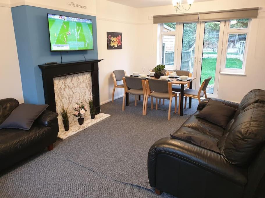 Perry House! Sleeps 7,ideal For Contractors & Business Stays, Large Driveway With & Car Parking Casa vacanze